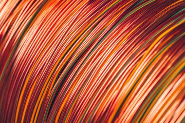 Kablo fabrikasındaki bakır tel makaraları kapatın.