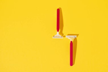 Sarı renkli tek kullanımlık tıraş aletlerinin stüdyo çekimi