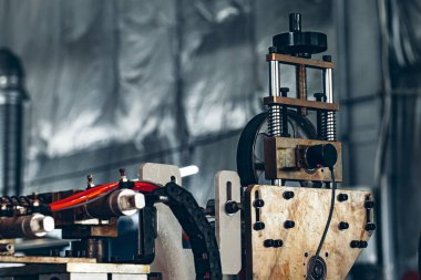 Kablo fabrikasındaki metal üretim ekipmanları.