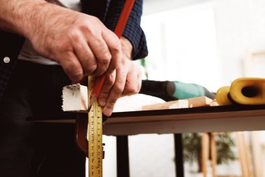 Marangoz tahta üzerinde kalem izleri yapar.