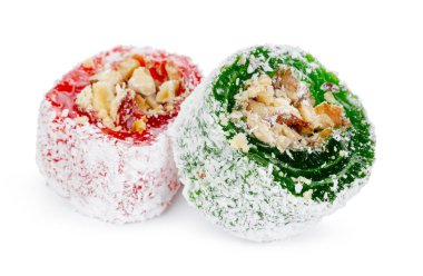 Beyaz üzerine izole edilmiş toz şeker üzerine fındıklı yeşil Türk Lokumu