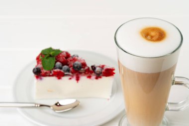 Bir fincan kahveli çilekli cheesecake.