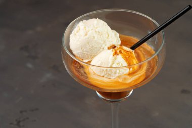 Bardakta servis edilen dondurmalı Affogato kahvesi.
