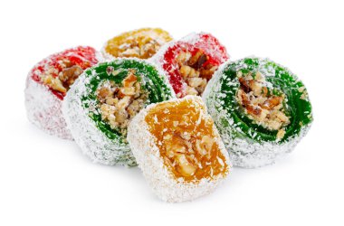 Beyaz üzerine izole edilmiş pudra şekerli fındıklı renkli Türk lokumu