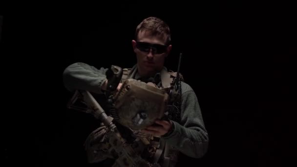 Különleges erők Az amerikai katona felveszi a sisakját a sötétben — Stock videók