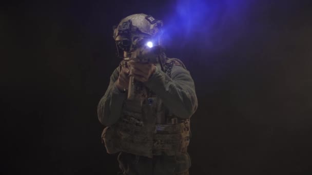 A Különleges Erők katonája puskával céloz éjszaka a sötétben. — Stock videók