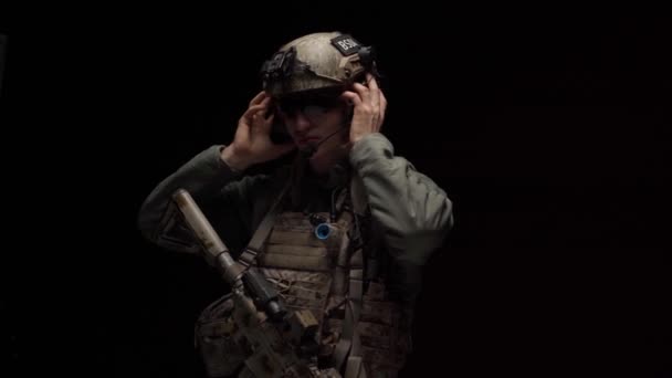 Special forces US soldaat doet zijn helm af in het donker — Stockvideo