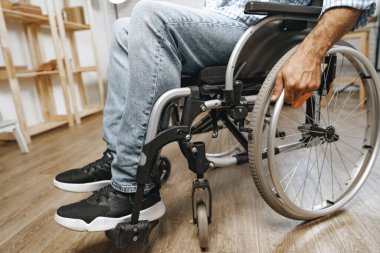 Tekerlekli sandalyede oturan tanınmayan engelli adam.