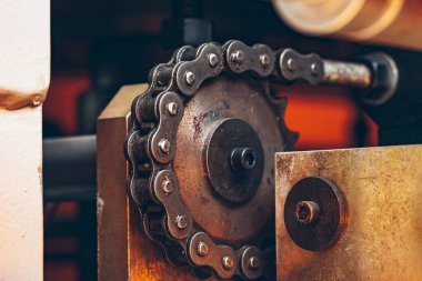 Kablo fabrikasında üretim hattında metal taşıma bandı zinciri.