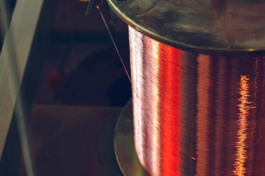 Kablo fabrikasındaki bakır tel makaraları kapatın.