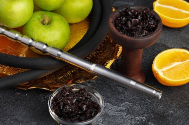 Masada elma ve limon parçaları var.