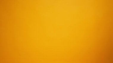 Sarı arka planda Coronavirus bağışları olan karton kutuda insan eli var