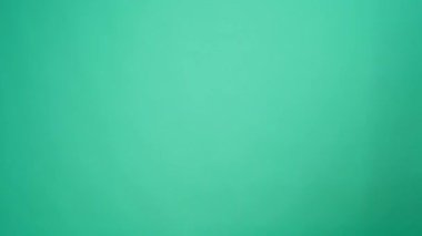 İnsanların elleri birbirlerinin yanından geçerken nane arkaplanına karşı yiyecek paketleriyle dolu kutular hazırlıyorlar.