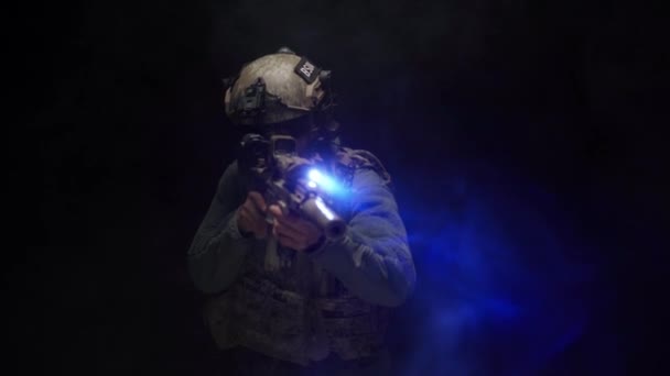 Soldat des forces spéciales américaines visant avec un fusil la nuit dans l'obscurité — Video