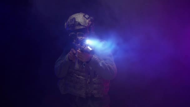 Soldado de las fuerzas especiales estadounidenses apuntando con rifle en la noche en la oscuridad — Vídeo de stock