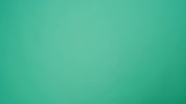 İnsanlar nane arkaplanına karşı gelmek için birbirlerine kahve uzatırlar.