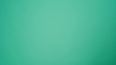 İnsanlar nane arkaplanına karşı gelmek için birbirlerine kahve uzatırlar.