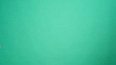 Eldivenli kurye, nane arkaplanda teslimat yapan el sanatları çantasından geçiyor.