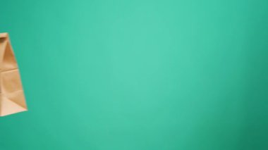 Eldivenli kurye, nane arkaplanda teslimat yapan el sanatları çantasından geçiyor.