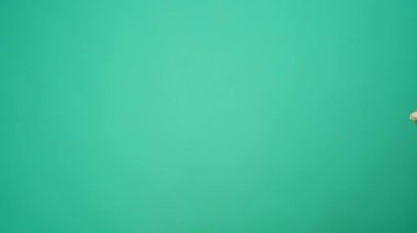 İnsanlar birbirlerine kahve tepsisi uzatıyor. Stüdyo arka planda.