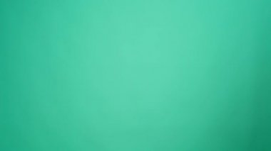 Eldivenli kurye, nane arkaplanda teslimat yapan el sanatları çantasından geçiyor.