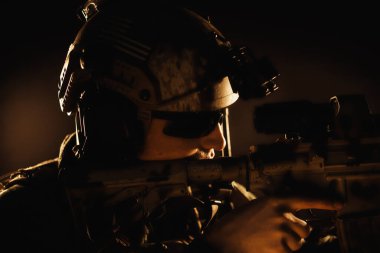 ABD 'li özel kuvvetler askeri kara arka plana ateş etmeye hazır.