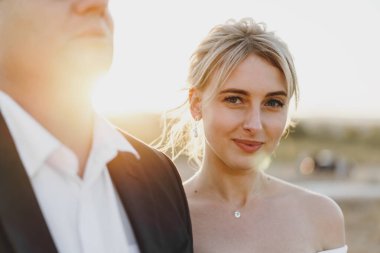 Gün batımında bir gelin ve damadın portresi