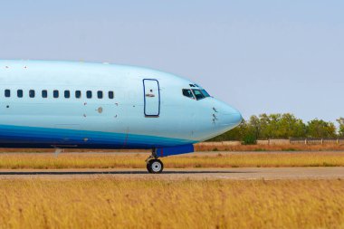 Havaalanına park etmiş yolcu uçağını kapatın.