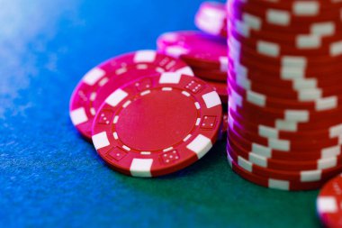 Kumarhane masasında yığınla oyun fişi