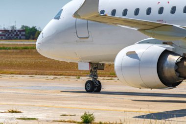 Havaalanına park etmiş yolcu uçağını kapatın.