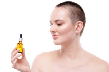 Çıplak omuzlu güzel bir kadın ve cilt bakımı yapan mükemmel bir cilt.