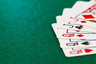 Poker çipleri ve siyah arkaplanda oyun kartları