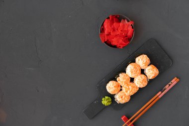 Siyah taş tabakta Maki suşisi.