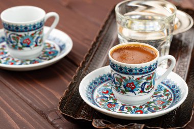 Doğu usulü bir fincan kahve, metal tepside.