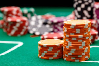 Kumarhane masasında yığınla oyun fişi