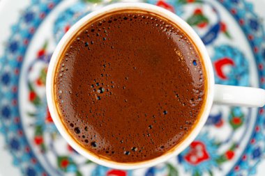 Geleneksel Türk kahvesi doğu mutfağından. Yakın çekim.