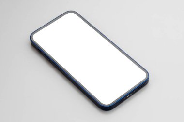 Gri arkaplanda beyaz ekranı olan modern akıllı telefon