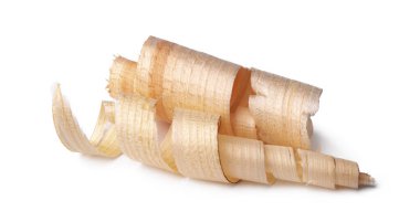 Beyaz zemin üzerinde izole ahşap talaşı