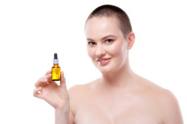 Çıplak omuzlu güzel bir kadın ve cilt bakımı yapan mükemmel bir cilt.