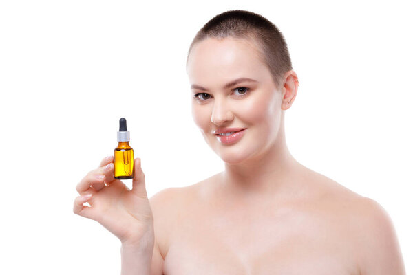 Красивая женщина с голыми плечами и идеальной кожей показывает продукт по уходу за кожей