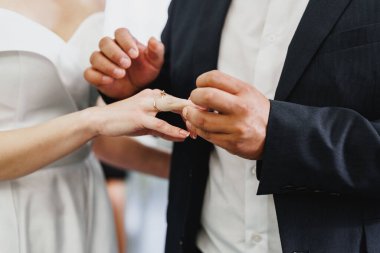 Damat gelinlere yüzük takıyor. Yakından.