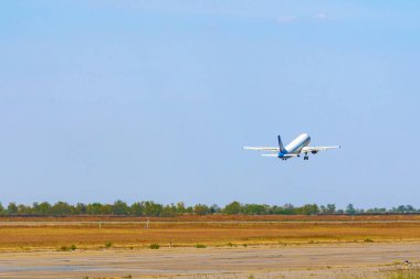 Yolcu uçağı havaalanından kalkıyor.