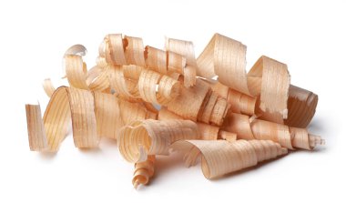 Beyaz zemin üzerinde izole ahşap talaşı