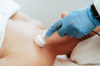 Güzel bir kadın kozmetik güzellik kliniğinde yüz bakımı yaptırıyor.