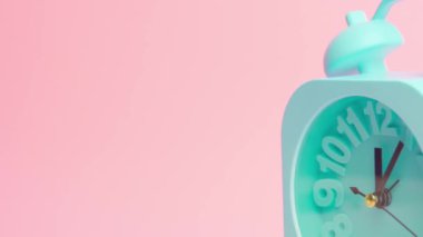 Pembe arkaplanda yeni alarm saati kapat