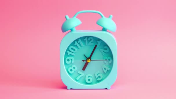 造幣局:ピンクの背景の目覚まし時計 — ストック動画