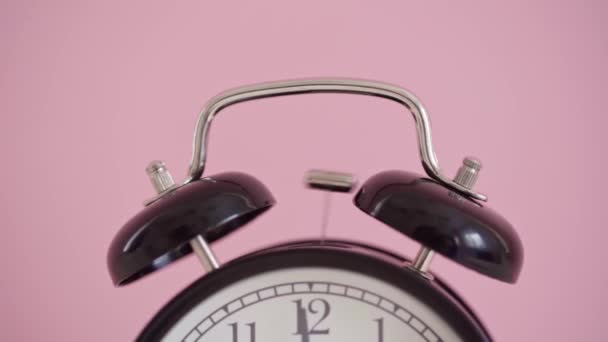 Primer plano de la campana de despertador vintage sonando — Vídeos de Stock