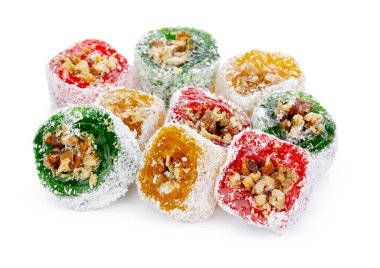 Beyaz üzerine izole edilmiş pudra şekerli fındıklı renkli Türk lokumu