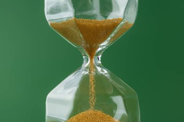 Koyu yeşil kağıtta altın kum saati