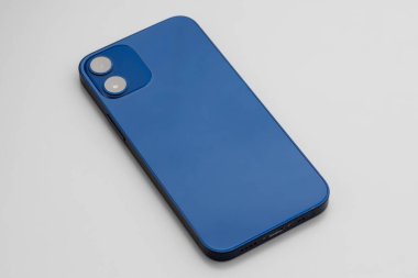 Gri arka planda çift lensli kameralı mavi modern akıllı telefon.